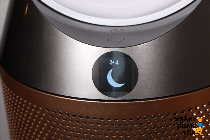 Die Displaybeleuchtung vom Dyson Purifier Humidify+Cool Formaldehyde PH04 zeigt die Einstellung in normaler Helligkeit